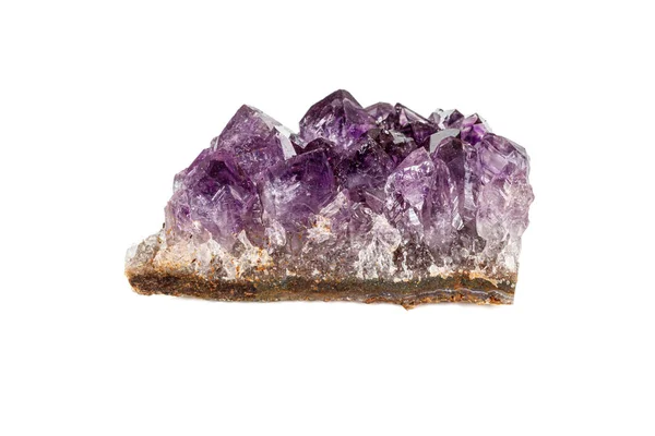 Минерал Amethyst Crystal Druse на белом фоне — стоковое фото