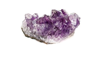Ametist Crystal Druse makro mineral beyaz arka plan üzerinde 