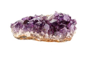 Ametist Crystal Druse makro mineral beyaz arka plan üzerinde 