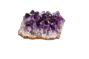 Ametist Crystal Druse makro mineral beyaz arka plan üzerinde 