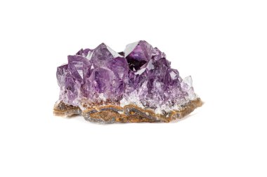 Ametist Crystal Druse makro mineral beyaz arka plan üzerinde 