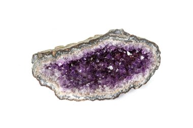 Ametist Crystal Druse makro mineral beyaz arka plan üzerinde 