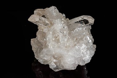 Makro mineral taş rhinestone, siyah backgrou üzerinde kaya kristali