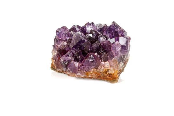 Amethyst Crystal Druse mineralne makro na białym tle — Zdjęcie stockowe