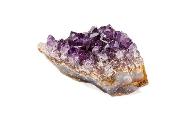 白色背景下的紫水晶晶簇宏观矿物 — 图库照片