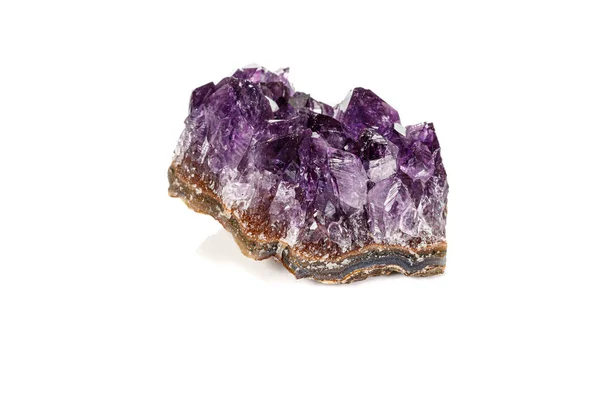 Amethyst Crystal Druse mineralne makro na białym tle — Zdjęcie stockowe