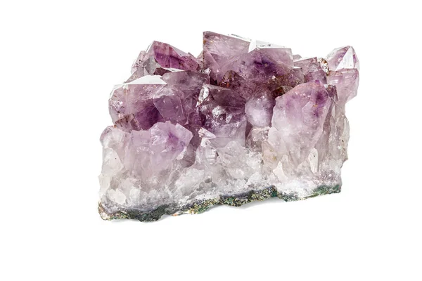 Amethyst minerální Crystal parkoviště makro na bílém pozadí — Stock fotografie