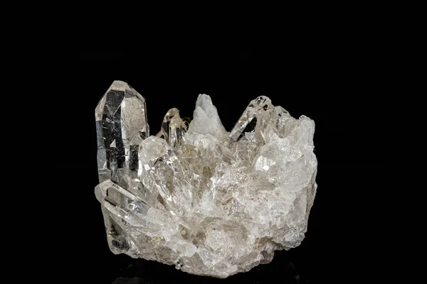 Rhinestone de piedra mineral macro, cristal de roca sobre un fondo negro — Foto de Stock