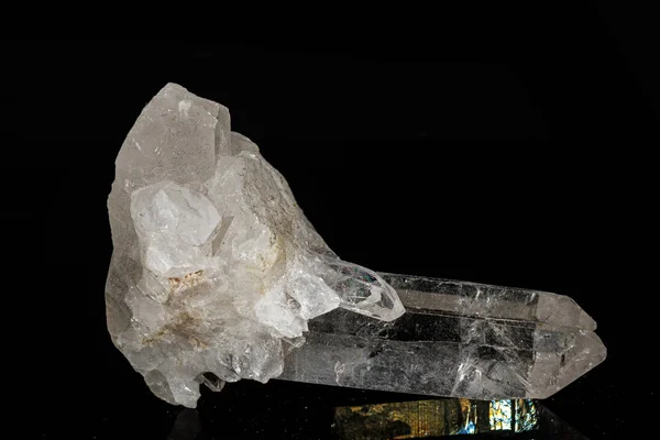 Pedra mineral macro strass, cristal de rocha em um backgrou preto — Fotografia de Stock