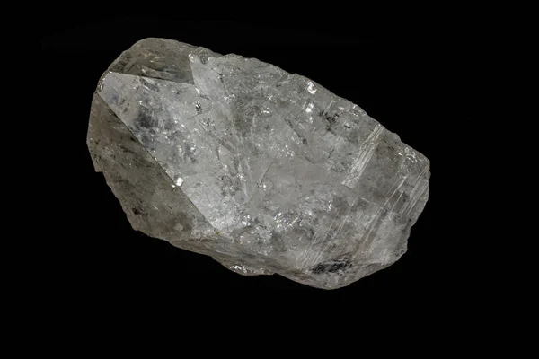 Rhinestone de piedra mineral macro, cristal de roca sobre un fondo negro —  Fotos de Stock