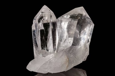 Makro mineral taş rhinestone, siyah backgrou üzerinde kaya kristali
