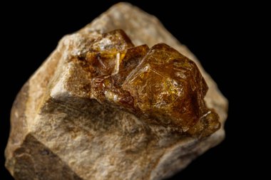Siyah arka plan üzerinde makro taş Grossular mineral