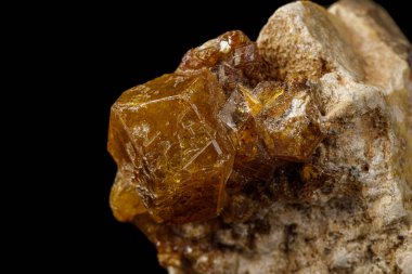 Siyah arka plan üzerinde makro taş Grossular mineral