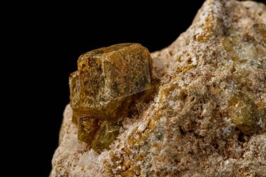 Siyah arka plan üzerinde makro taş Grossular mineral