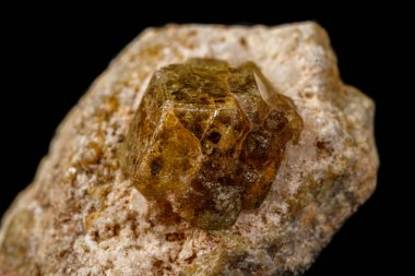 Siyah arka plan üzerinde makro taş Grossular mineral