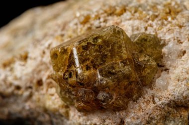 Siyah arka plan üzerinde makro taş Grossular mineral