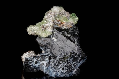 Makro taş Hyalite minerali, turmalin Şerl, dumanlı kuvars bir