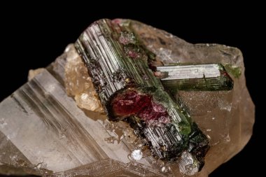 Makro taş Turmalin maden siyah bir zemin üzerine yakın çekim