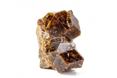 Beyaz arka planda makro taş grossular mineral 