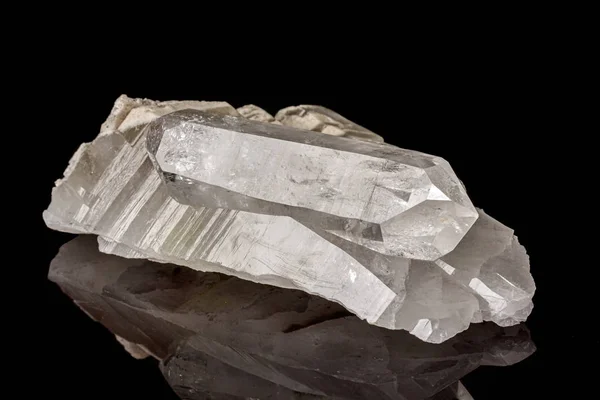 Макро-мінеральний камінь, гірський кристал на чорному фоні — стокове фото