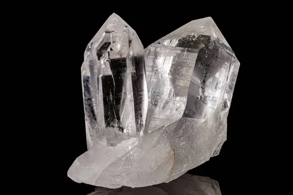 Makro mineral taş rhinestone, siyah backgrou üzerinde kaya kristali