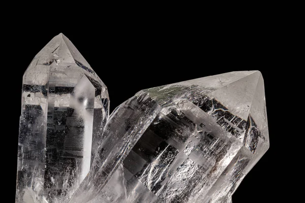 Macro pietra minerale strass, cristallo di rocca su un backgrou nero — Foto Stock