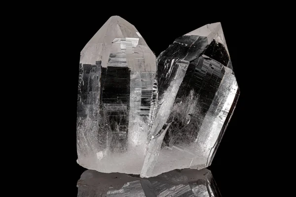 Přírodní minerální kámen Rýna, skalní krystal na černém backgrou — Stock fotografie