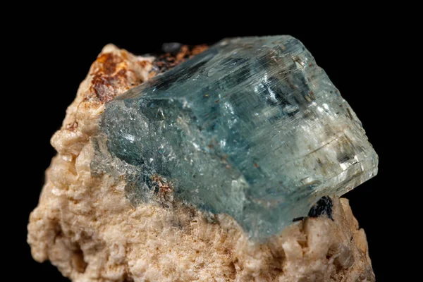 Makro mineral taş Akuamarin siyah bir zemin üzerine — Stok fotoğraf
