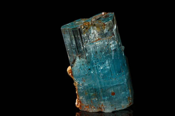 Makro mineral stone aquamarine på svart bakgrund — Stockfoto