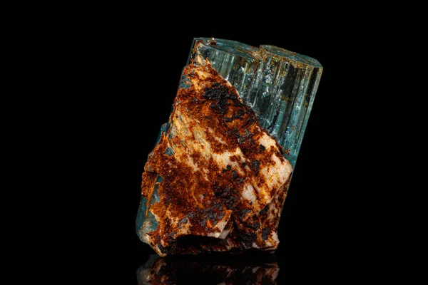 Mineral makro batu akuamarine pada latar belakang hitam — Stok Foto