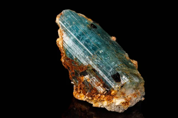 宏观矿物石海蓝宝石在一个黑色的背景 — 图库照片