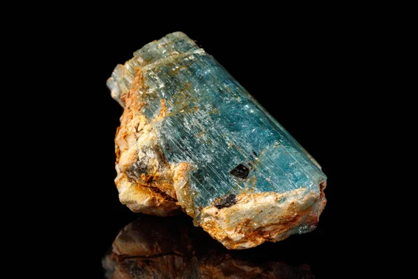 Mineral makro batu akuamarine pada latar belakang hitam — Stok Foto