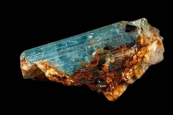 Makro ásványi kő aquamarine, a fekete háttér — Stock Fotó