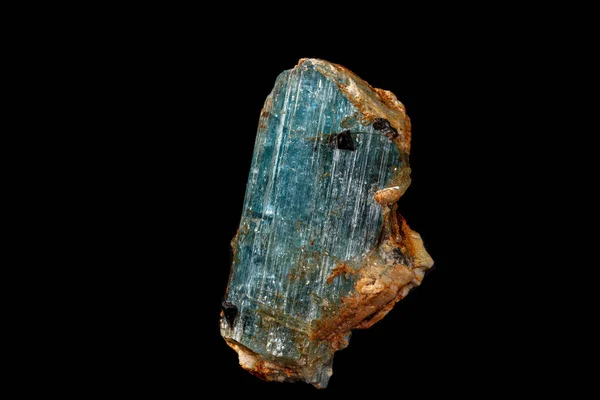 Makro mineral stone aquamarine på svart bakgrund — Stockfoto