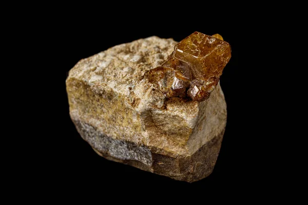 Makovitá kamenná minerální minerál na černém pozadí — Stock fotografie