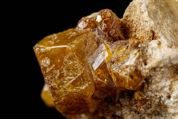 Makro kamień Grossular mineralnych na czarnym tle — Zdjęcie stockowe