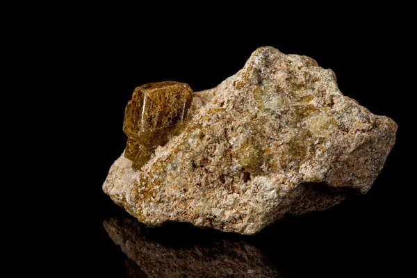 Macro pedra mineral Grossular sobre um fundo preto — Fotografia de Stock