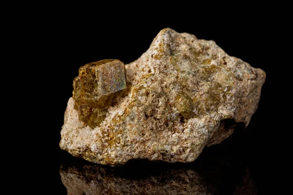 Macro pedra mineral Grossular sobre um fundo preto — Fotografia de Stock