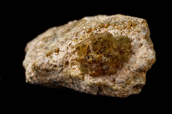 Makro kamień Grossular mineralnych na czarnym tle — Zdjęcie stockowe