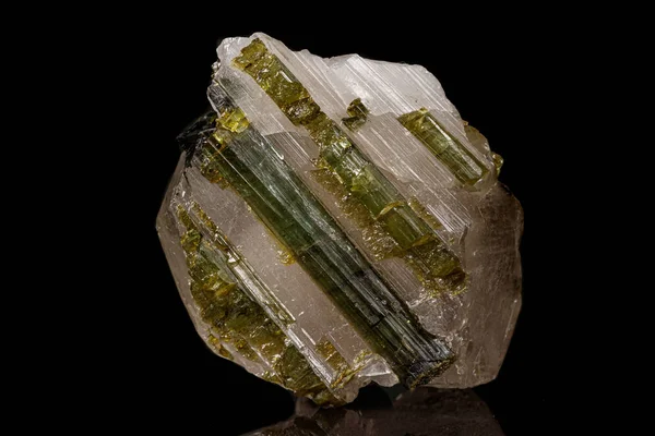 Mineral Turmalina Piedra Macro Sobre Fondo Negro Cerca — Foto de Stock