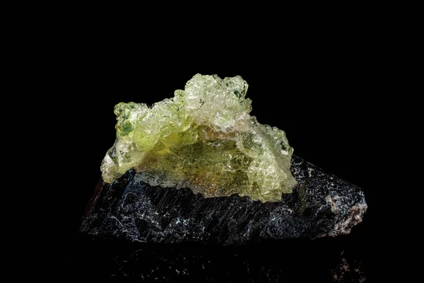 Macro pedra mineral hialita, turmalina Sherl, quartzo fumado em um — Fotografia de Stock