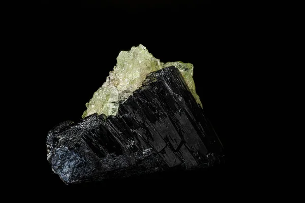 Macro piedra mineral hialita, turmalina Sherl, cuarzo ahumado en un — Foto de Stock