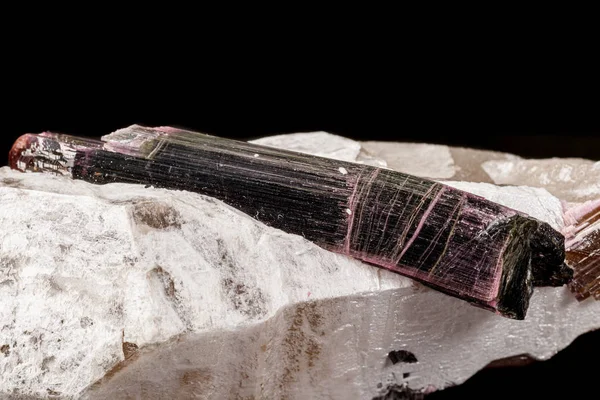 Mineral Tourmaline Batu Makro Pada Latar Belakang Hitam Menutup — Stok Foto
