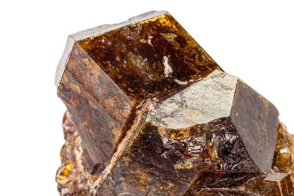 Makrostein grobkörniges Mineral auf weißem Hintergrund — Stockfoto