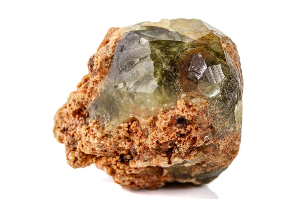 Beyaz arka planda makro taş grossular mineral — Stok fotoğraf