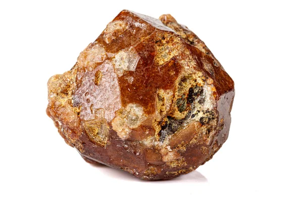 Macro pedra mineral Grossular sobre fundo branco — Fotografia de Stock
