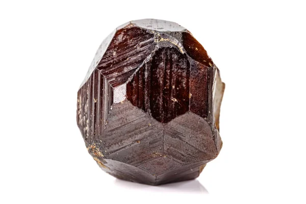 Makro kamień Grossular mineralnych na białym tle — Zdjęcie stockowe