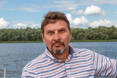 gök ve Wat karşı yelken altında bir teknede bir kap içinde denizci adam