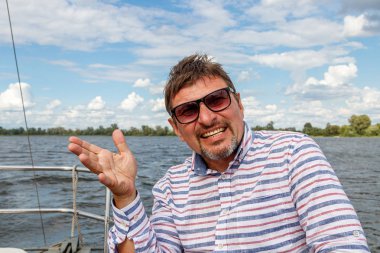 gök ve Wat karşı yelken altında bir teknede bir kap içinde denizci adam