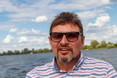 gök ve Wat karşı yelken altında bir teknede bir kap içinde denizci adam